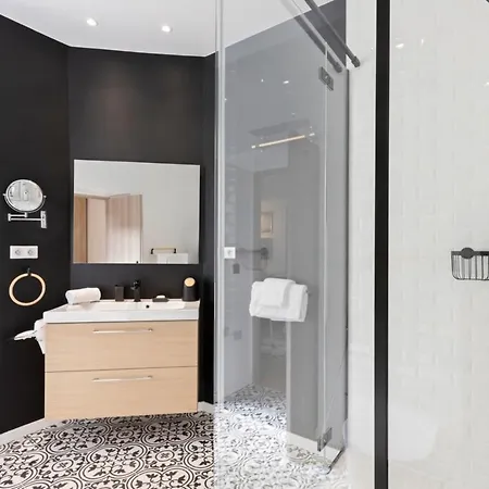 Apartment Stunning 2 Bedroom *