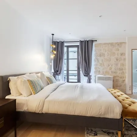 Apartment Stunning 2 Bedroom *